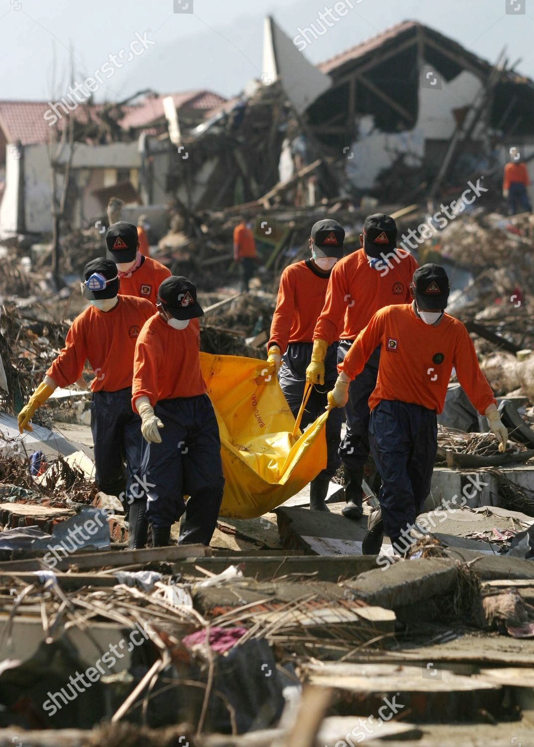 Indonesian Volunteers Carry Body Tsunami Victim Editorial Stock Photo ...