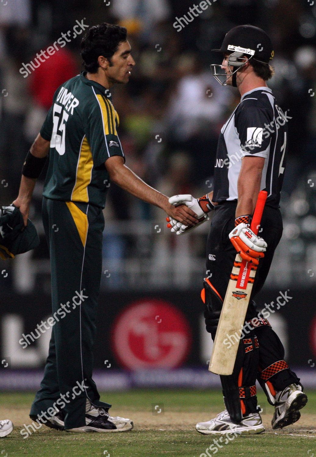 New Zealand Batsman Neil Broom R Shakes Redaktionelles Stockfoto Stockbild Shutterstock