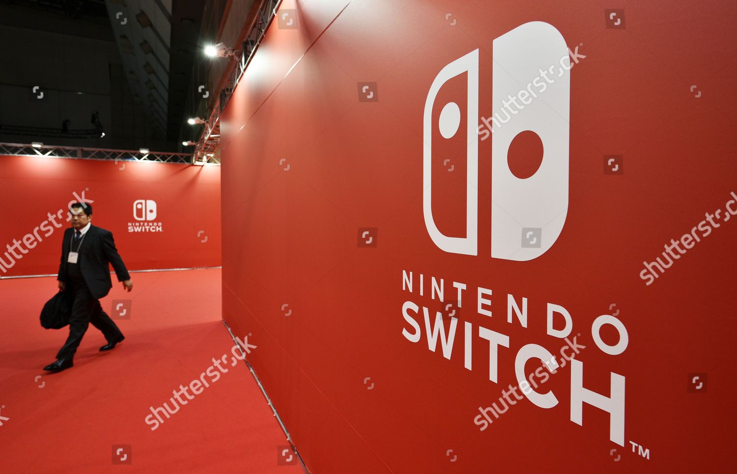 Man Walks Past Nintendo Switch Logo During のエディトリアルストック写真 ストック画像 Shutterstock