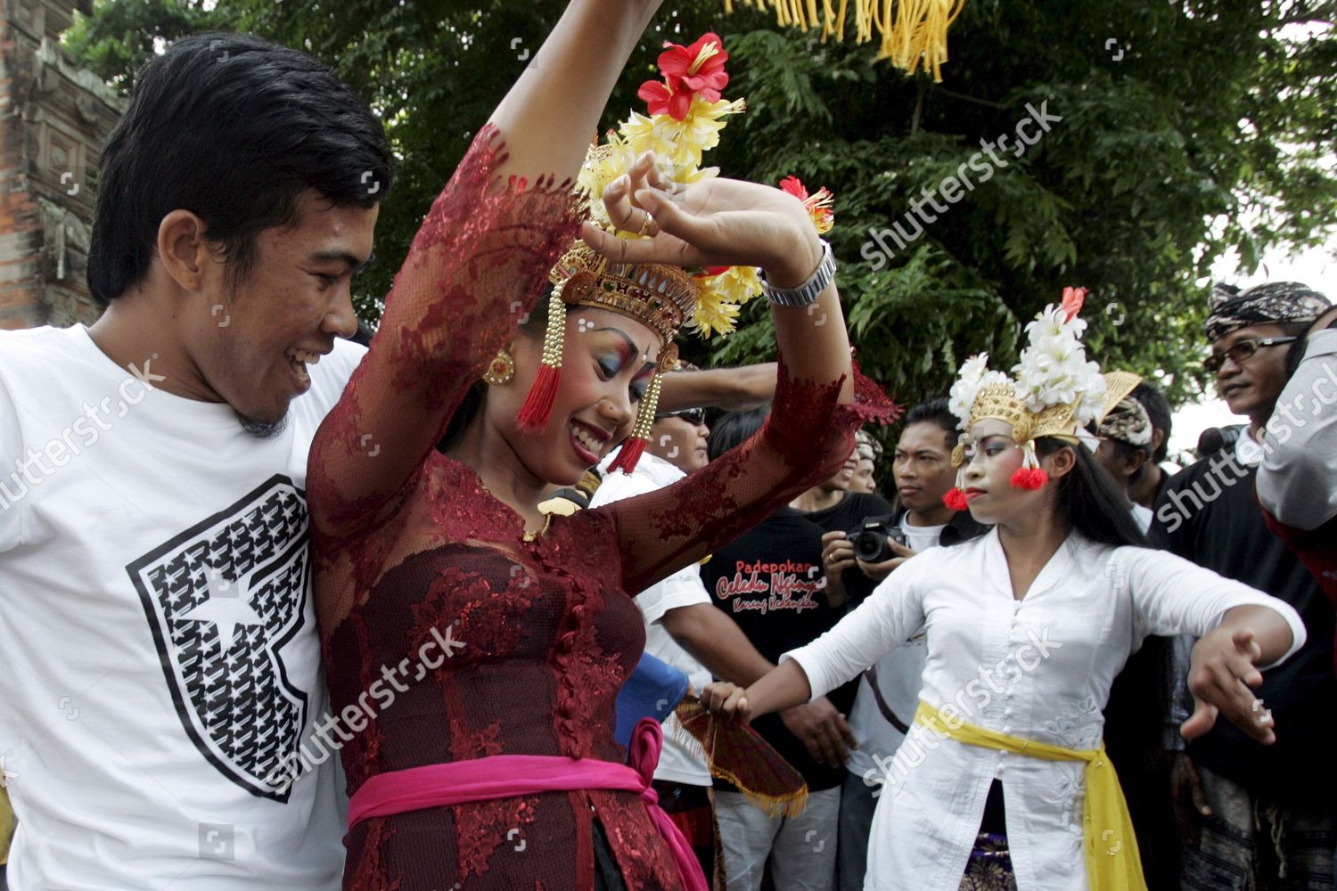 Balinese Porn - Balinese Dancers Perform During Rally Protest Against ...