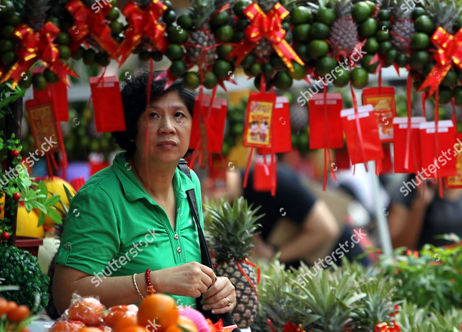 filipino-chinese-women-buys-fruit-preparation-editorial-stock-photo