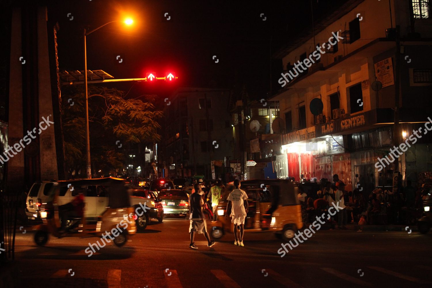 Liberians Under Street Lights Downtown Monrovia Liberia 新闻传媒库存照片 库存图片 Shutterstock