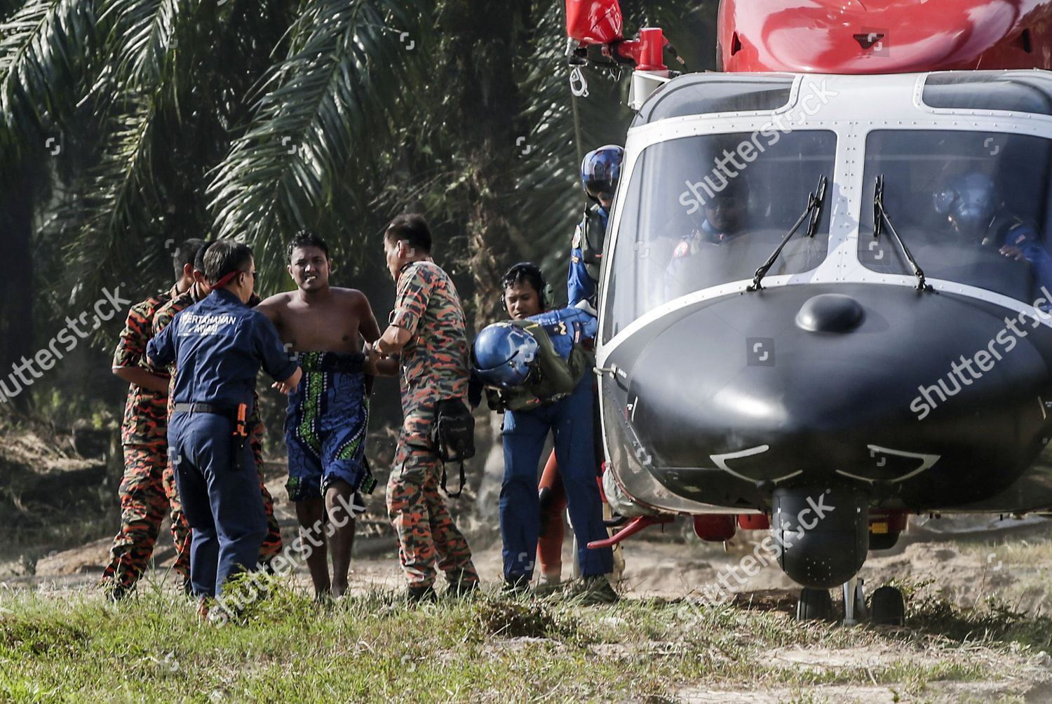 Malaysian Rescuers Help Indonesian Survivor Capsized Editorial Stock ...