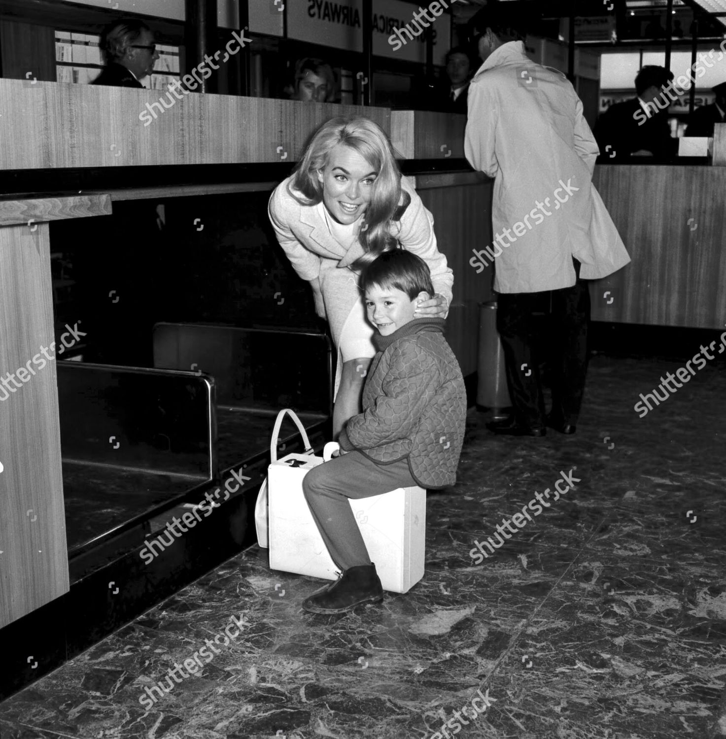 Shirley Eaton Her Five Half Year Old Redaktionelles Stockfoto Stockbild Shutterstock