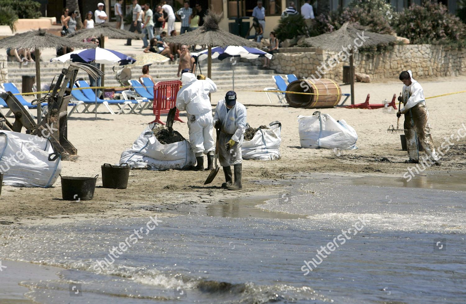 Workers Remove Oil During Cleaning Operation Figueretes - 