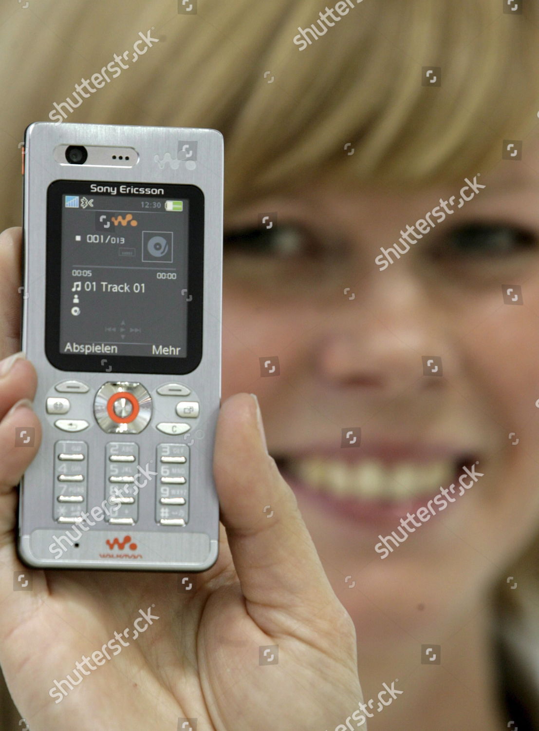 Novo telefone celular Sony Ericsson W880i em segunda mão durante