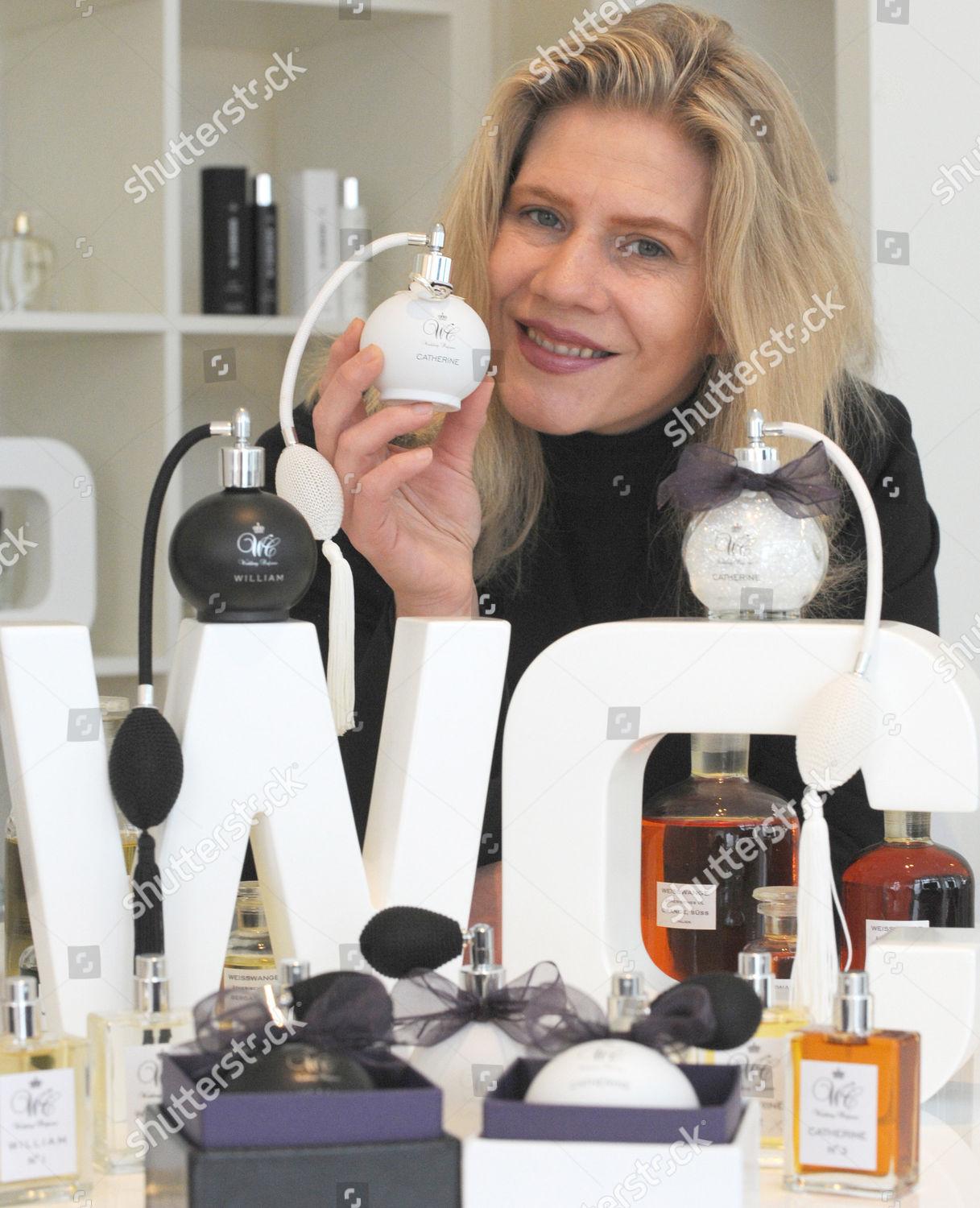 Perfumer Kim Weisswange Hamburg Presents Bottles Wedding Foto Editorial En Stock Imagen En Stock Shutterstock