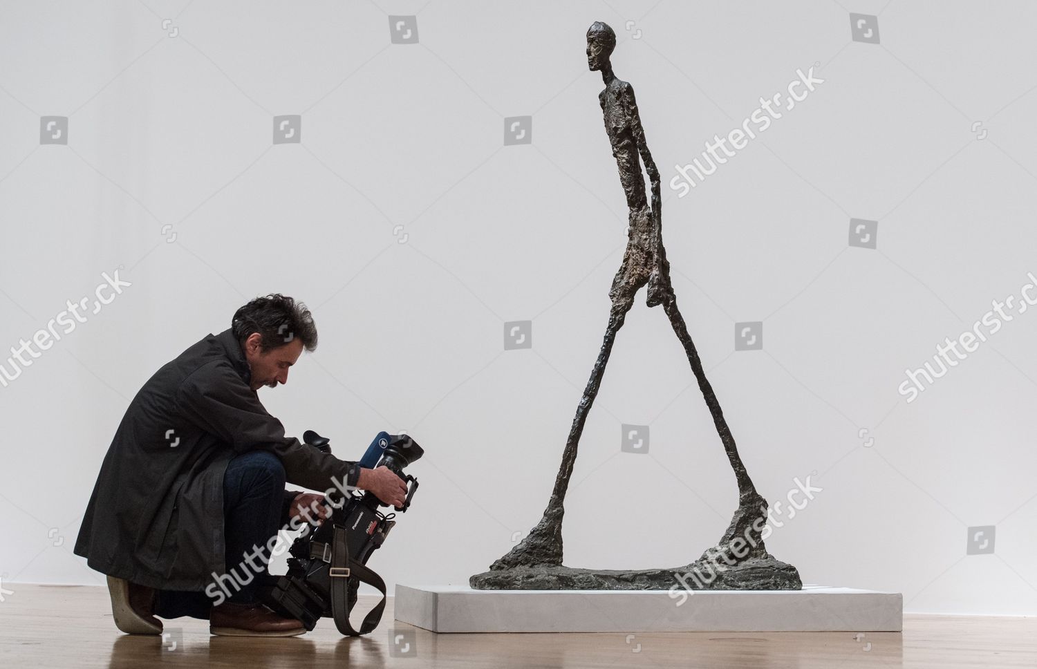 Homme Qui Marche Bronze Sculpture By Swiss Foto Editorial En Stock