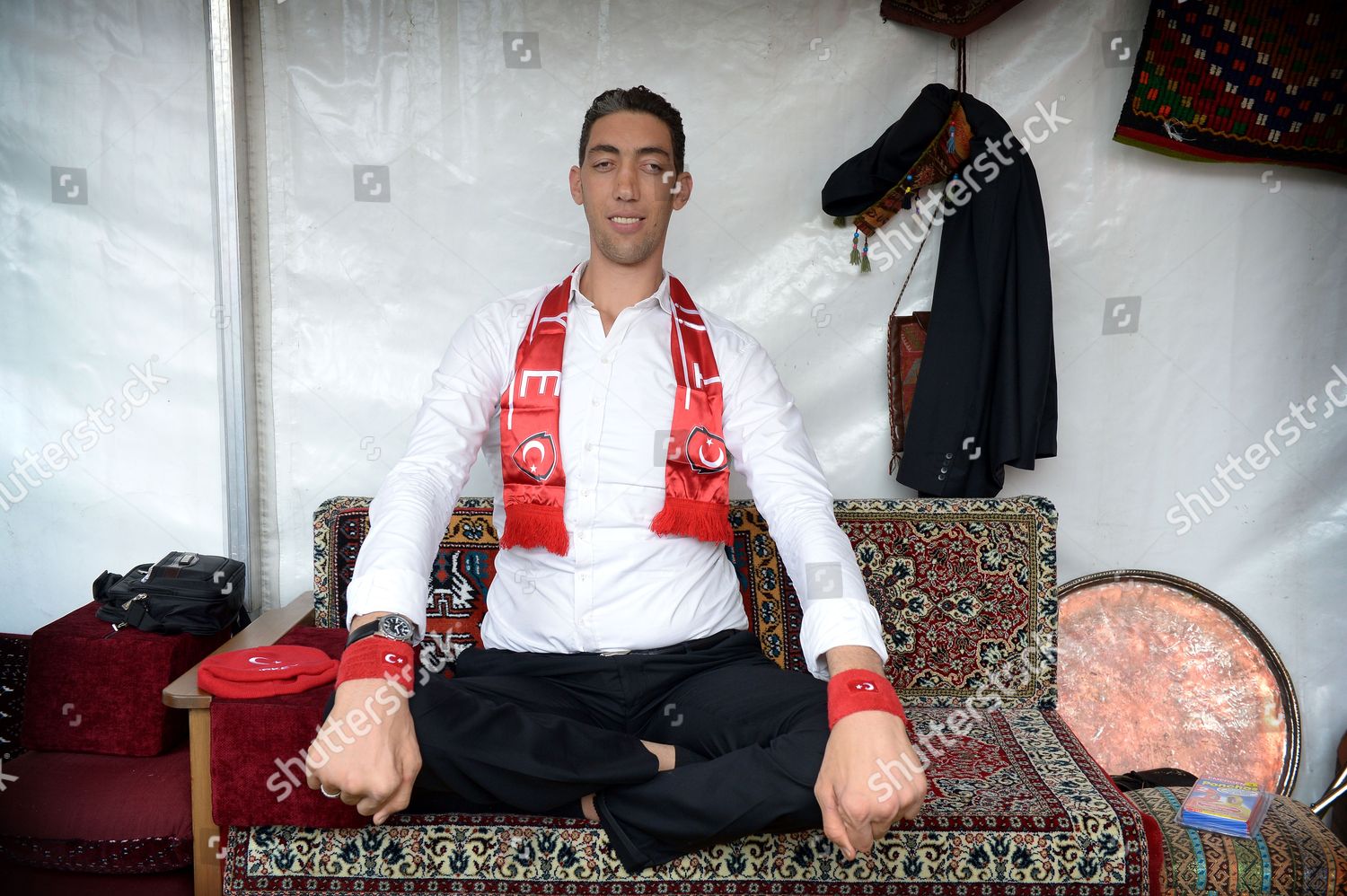 WORLD'S TALLEST PERSON SULTAN KOSEN TURKEY Editorial Stock Photo ...