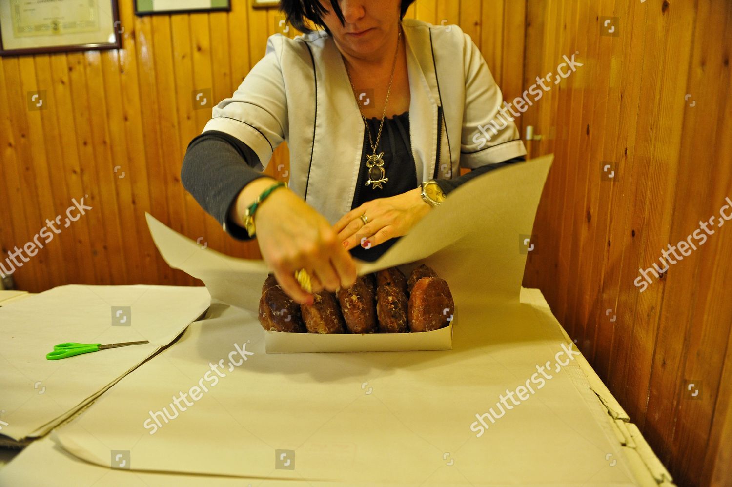 CONFECTIONERY WORKER PACKS DONUTS CUSTOMERS WARSAW Editorial Stock ...