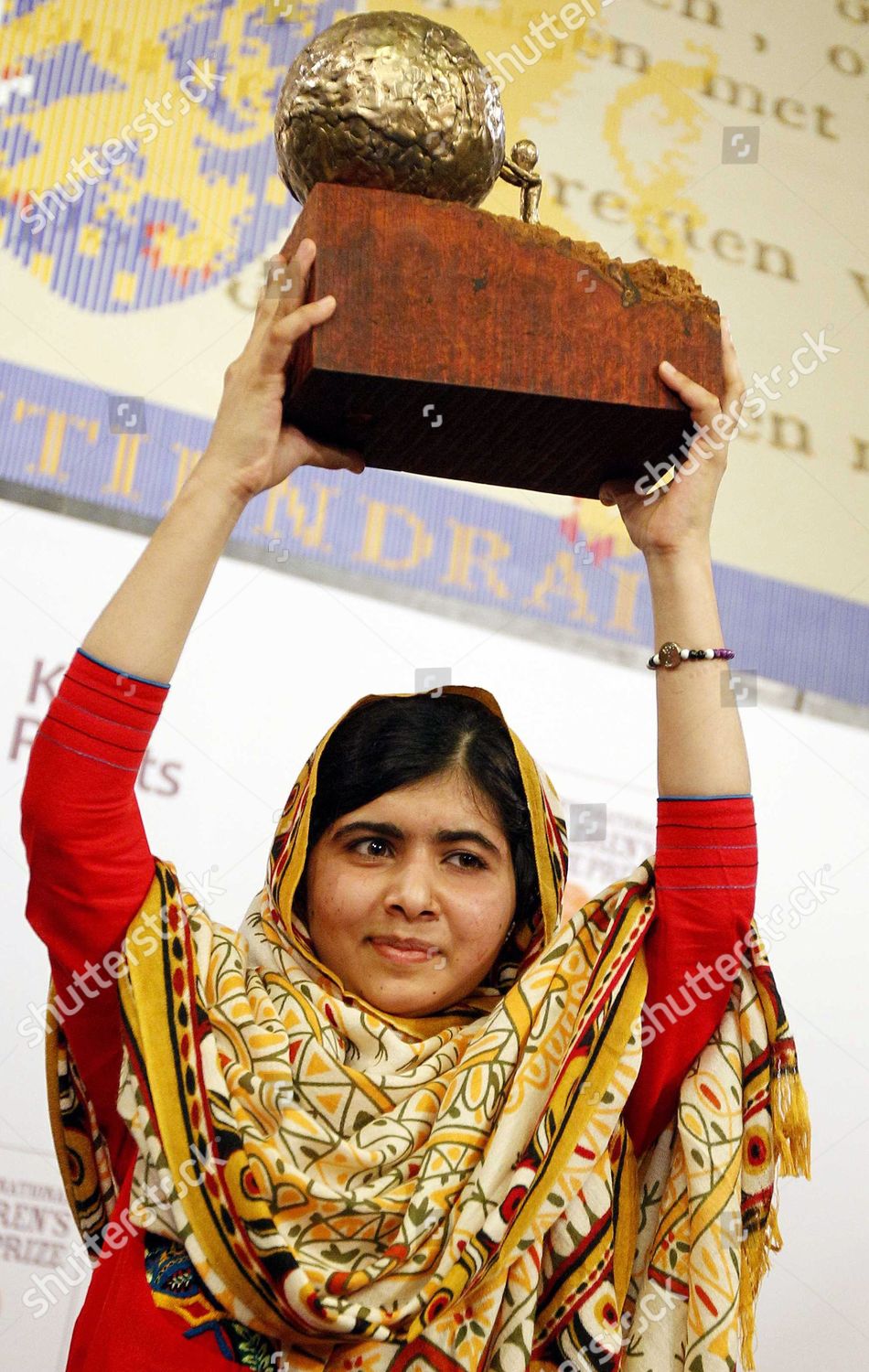 16year Old Malala Yousafzai Pakistan Holds Editorial Stock Photo ...