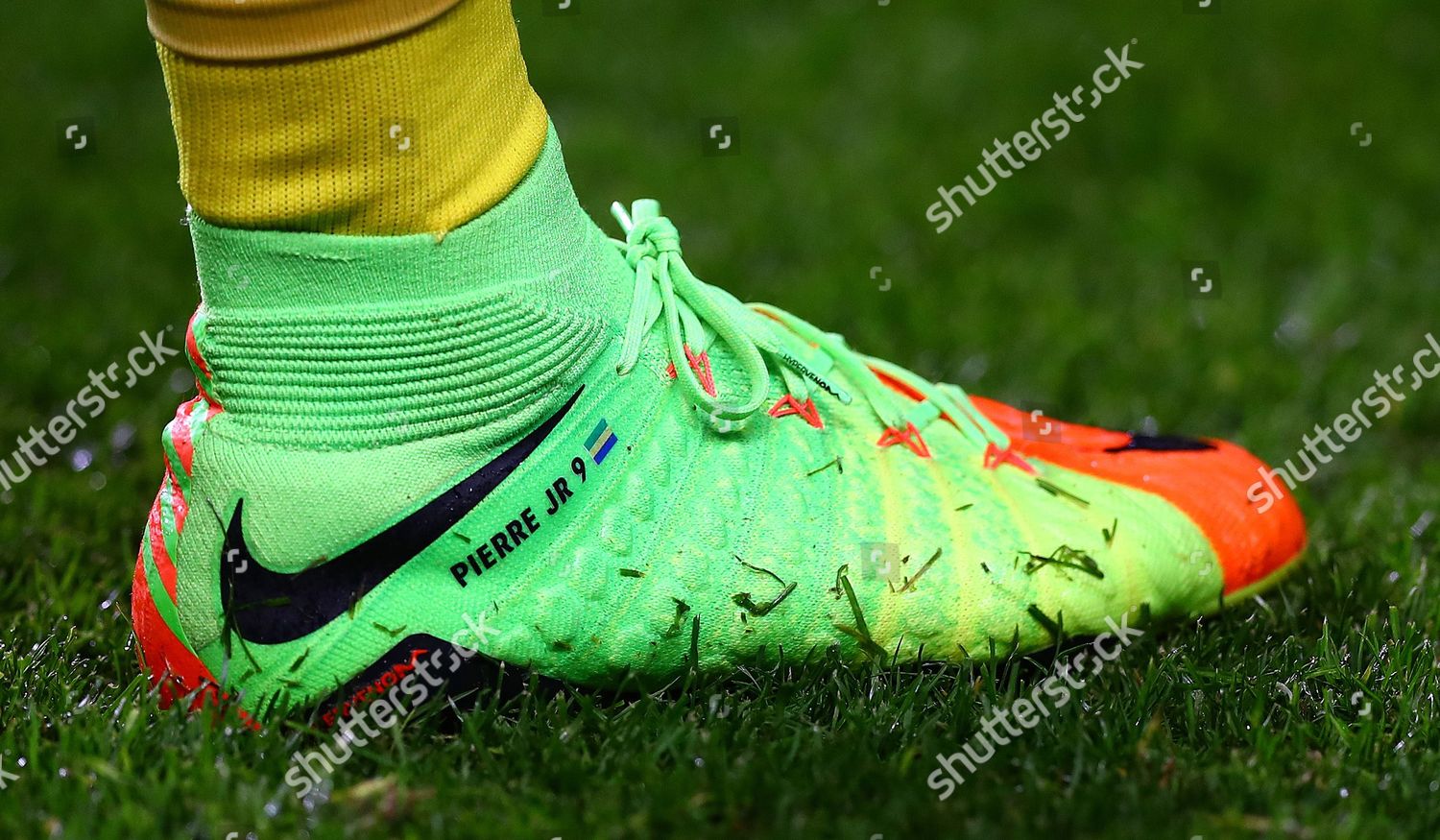 Señora patio Pensativo Personalised Nike Boots Pierreemerick Aubameyang Borussia - Foto de stock  de contenido editorial: imagen de stock | Shutterstock
