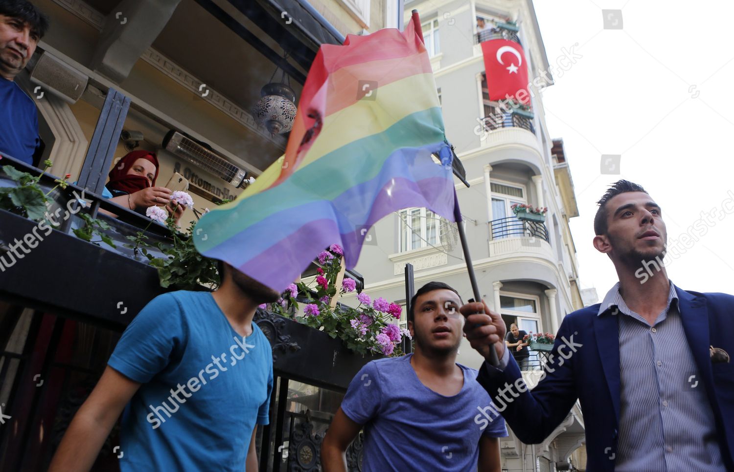 Ultra Nationalist People Burn Rainbow Flag: редакционная стоковая  фотография — стоковое изображение | Shutterstock