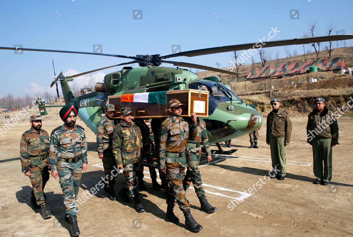 Indian Army Soldiers Carry Coffin Their Slain Szerkesztoi Stockfoto Stockkepek Shutterstock