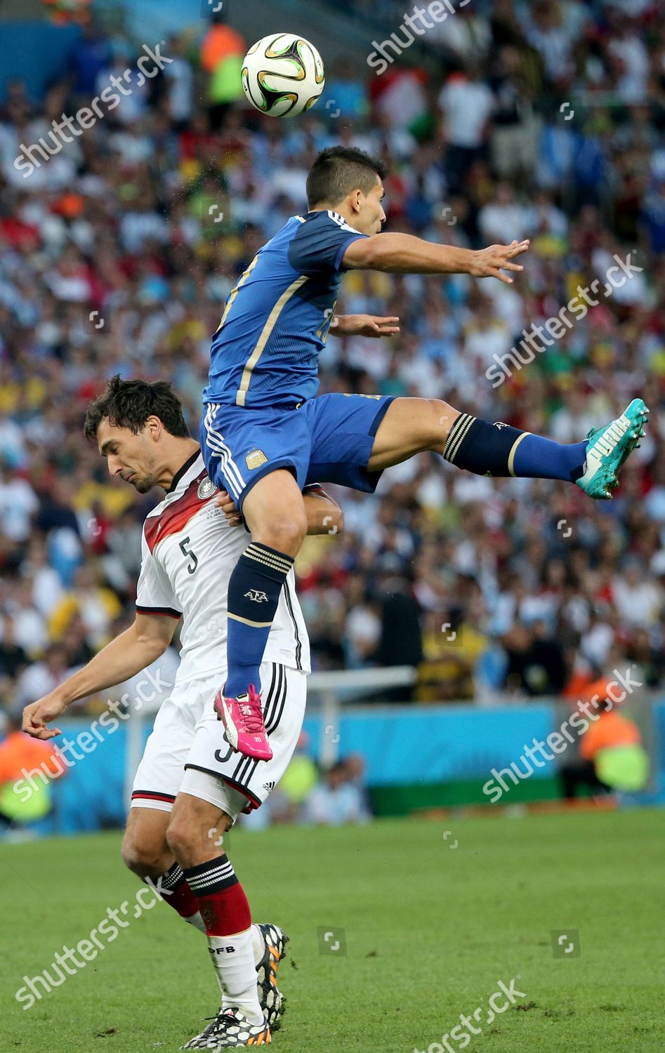 Mats Hummels L Germany Vies Sergio Aguero Editorial Stock Photo