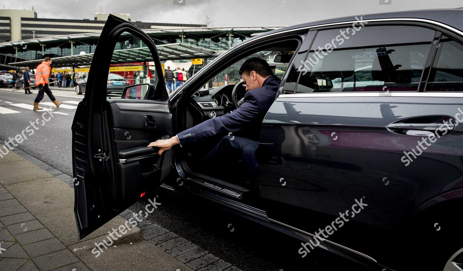 Man Gets Into Uber Taxi Ubers New Foto Editorial En Stock Imagen