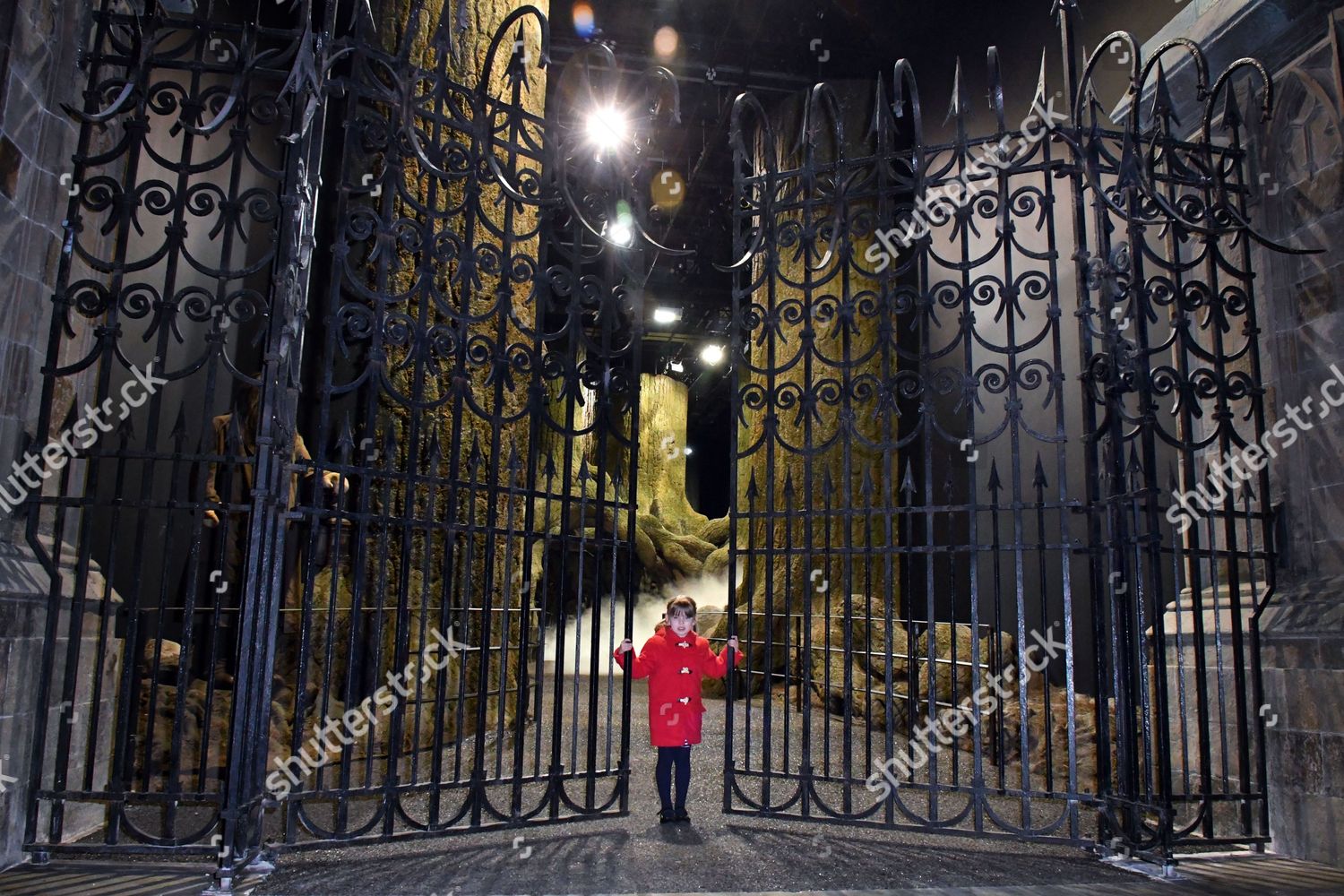 Sophia Brown Age 5 Hogwarts Gates Photos Editoriales Libres De Droits Image Libre De Droits Shutterstock