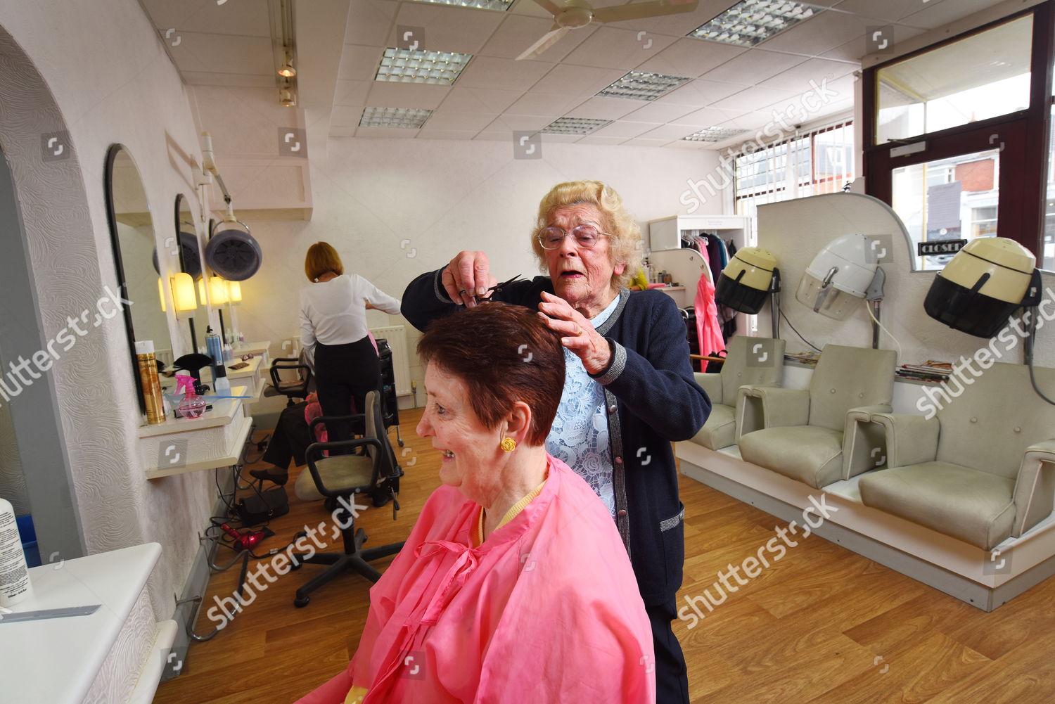 Kathleen Privett Cutting Clients Hair Salon Editorial Stock Photo