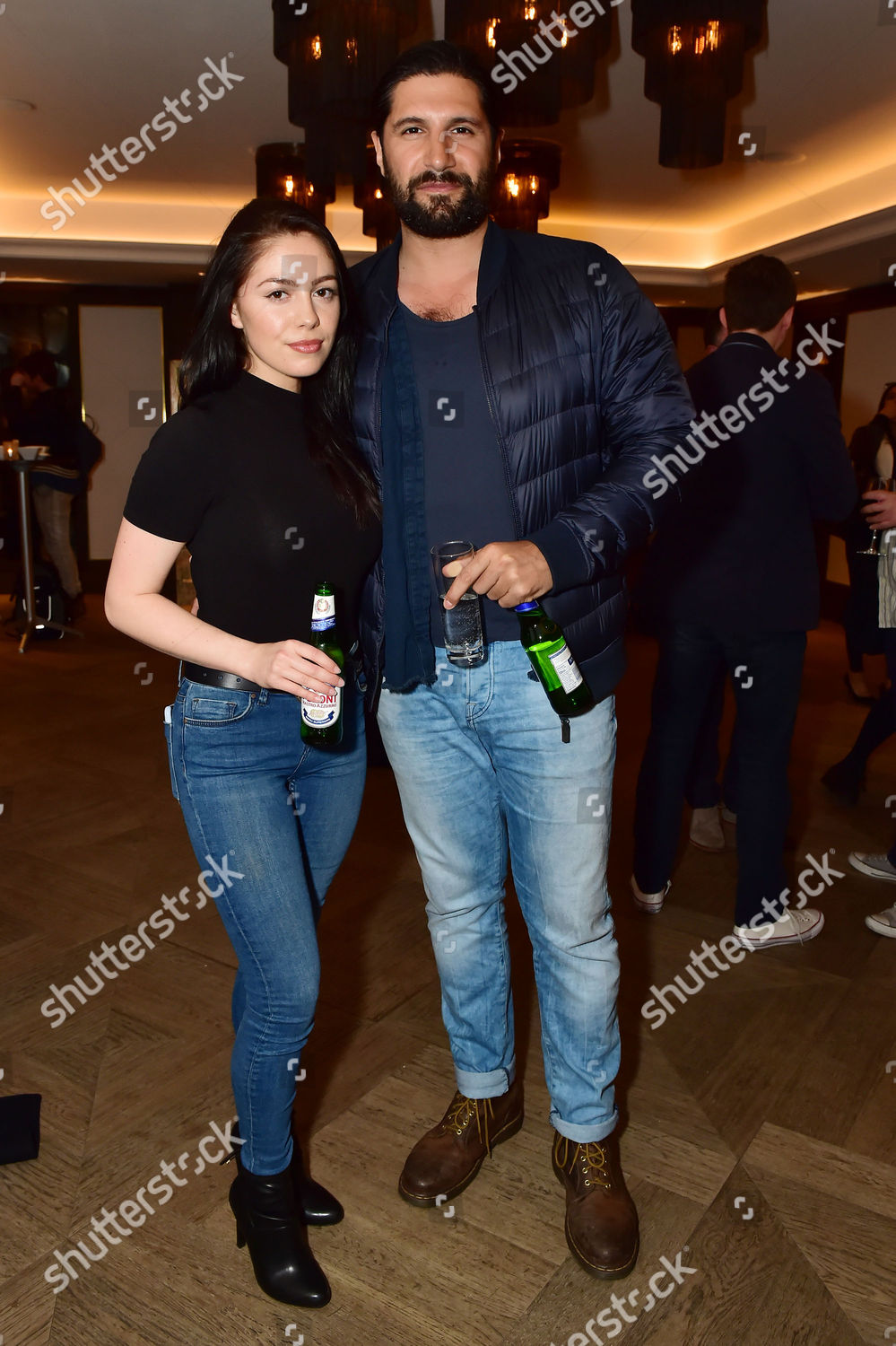 Kayvan Novak His Girlfriend Talitha Stone Foto de stock de contenido