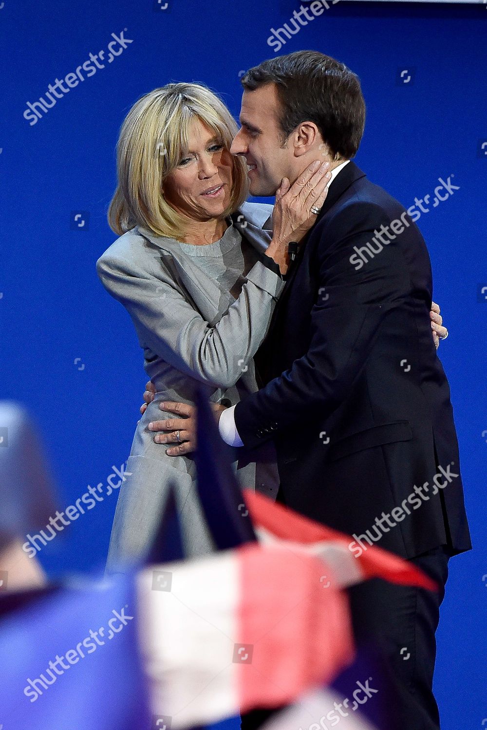 Emmanuel Macron Wife Brigitte Trogneux Kiss Redaktionelles Stockfoto Stockbild Shutterstock