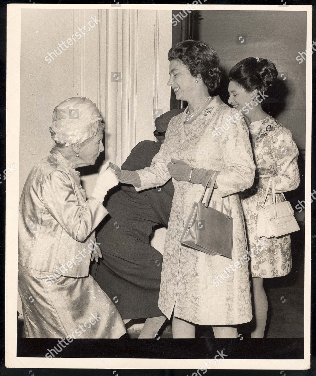 Queen Elizabeth Ii Princess Margaret Greeted 新闻传媒库存照片