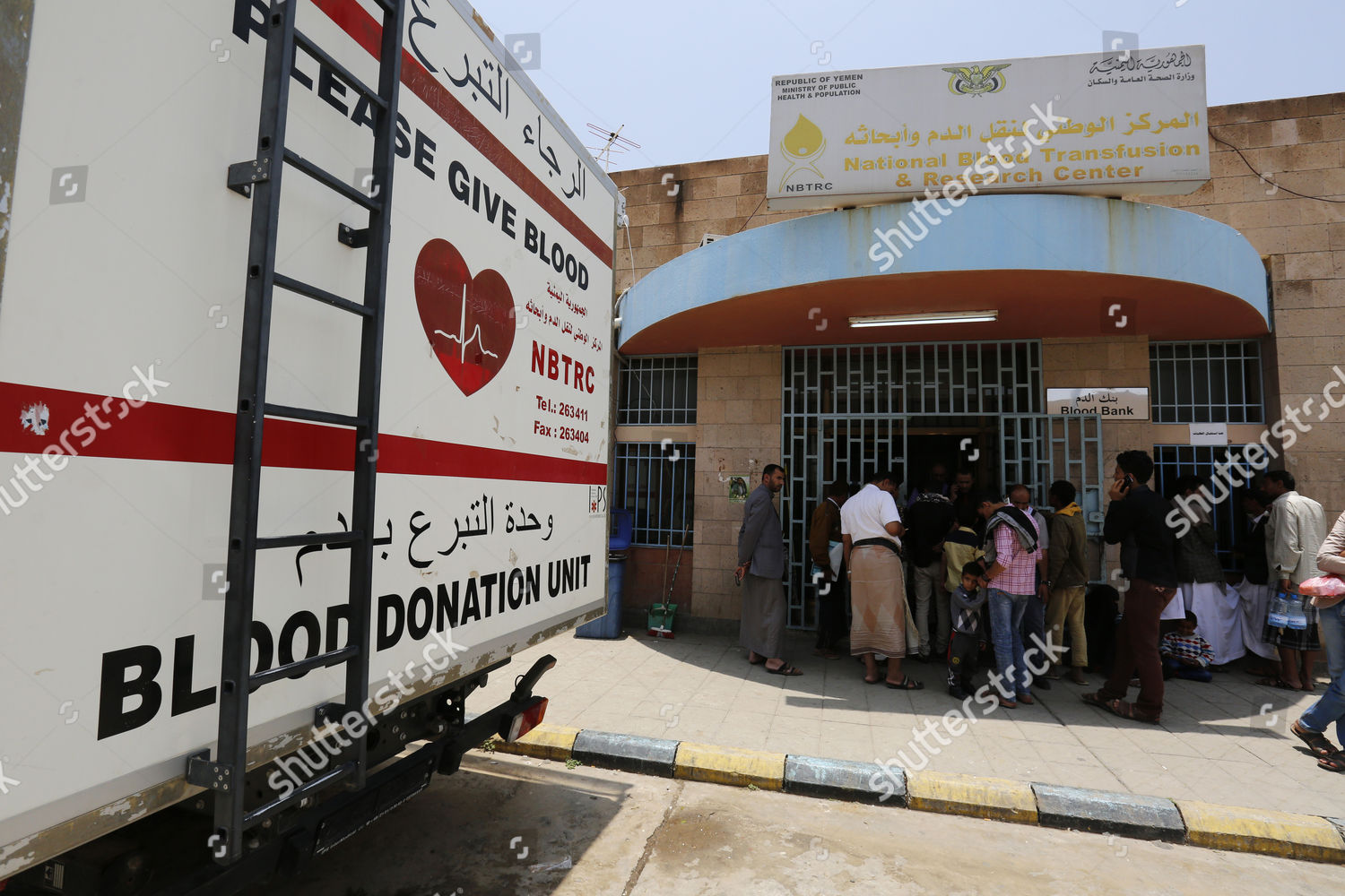 Yemenis Wait Receive Donated Blood Patients Victims Editorial