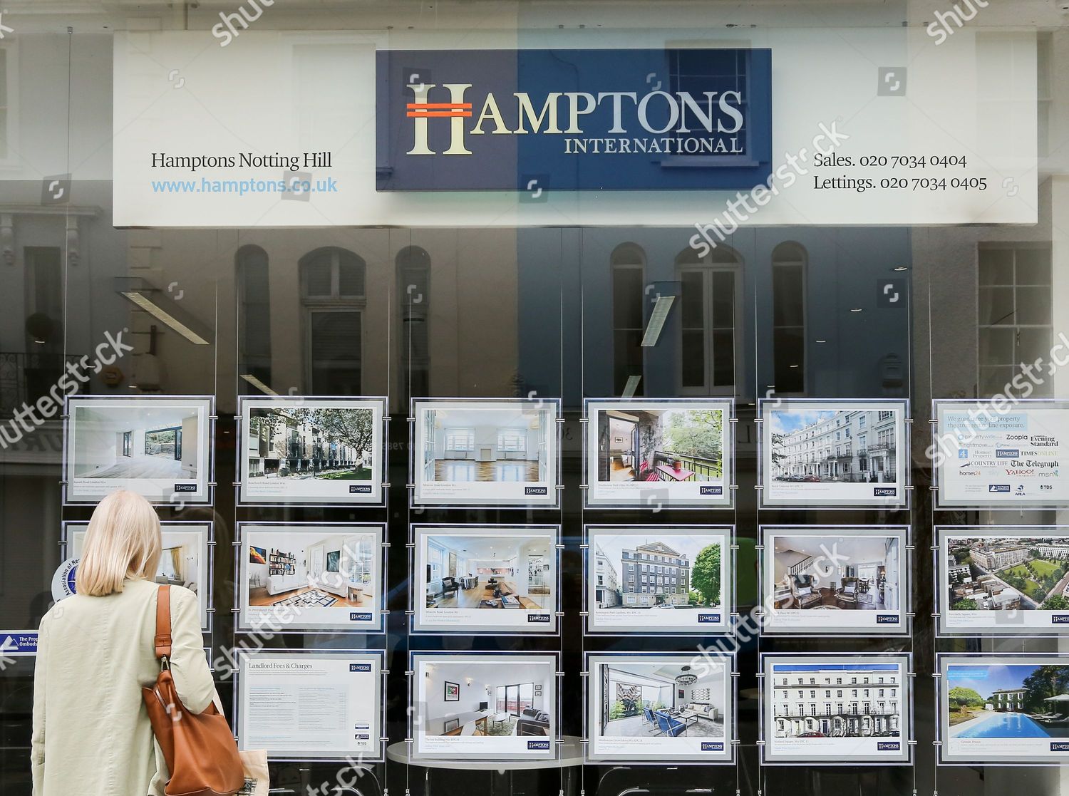 Woman Looks Houses Sale Hamptons Estate Agents Redaktionelles Stockfoto Stockbild Shutterstock