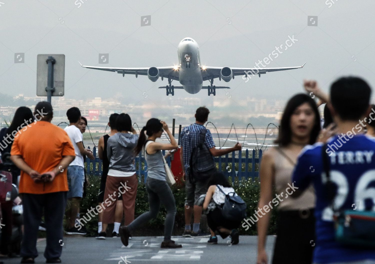 People Take Photos Unidentified Passenger Plane Taipei Editorial Stock Photo Stock Image Shutterstock