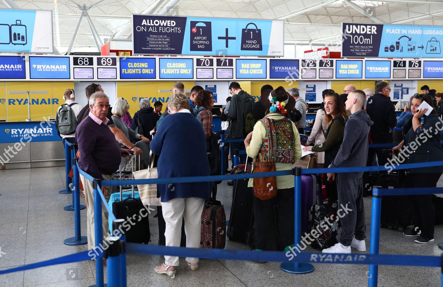 Travellers Queue Ryanair Customer Service Desk Stanstead Editorial