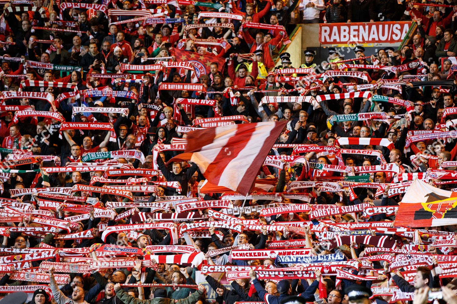 Resultado de imagen de bayern munich fans