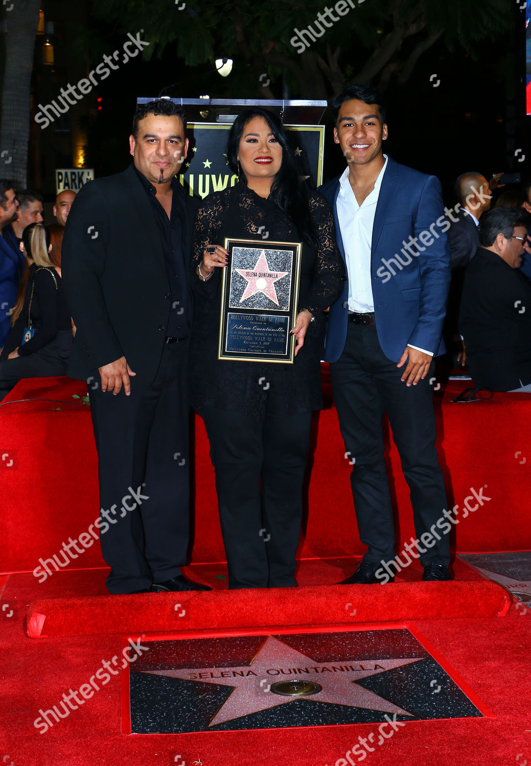 ¿Cuánto mide Suzette Quintanilla? - Altura - Real height Selena-quintanilla-posthumously-honored-with-star-on-the-hollywood-walk-of-fame-los-angeles-usa-shutterstock-editorial-9188782ak