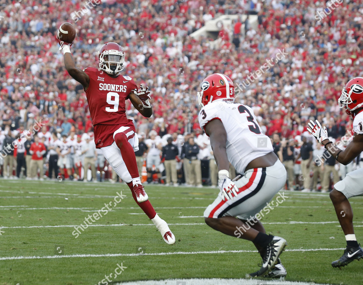 Oklahoma quarterback Baker Mayfield catches a pass from wide receiver  CeeDee Lamb for a touchdown against Georgia during the first half of the Rose  Bowl NCAA college football game, Monday, Jan. 1