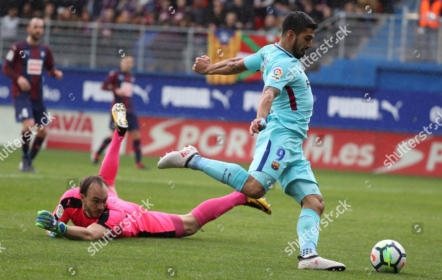 Fc Barcelonas Luis Suarez R Overcomes Eibars Redaktionelles Stockfoto Stockbild Shutterstock