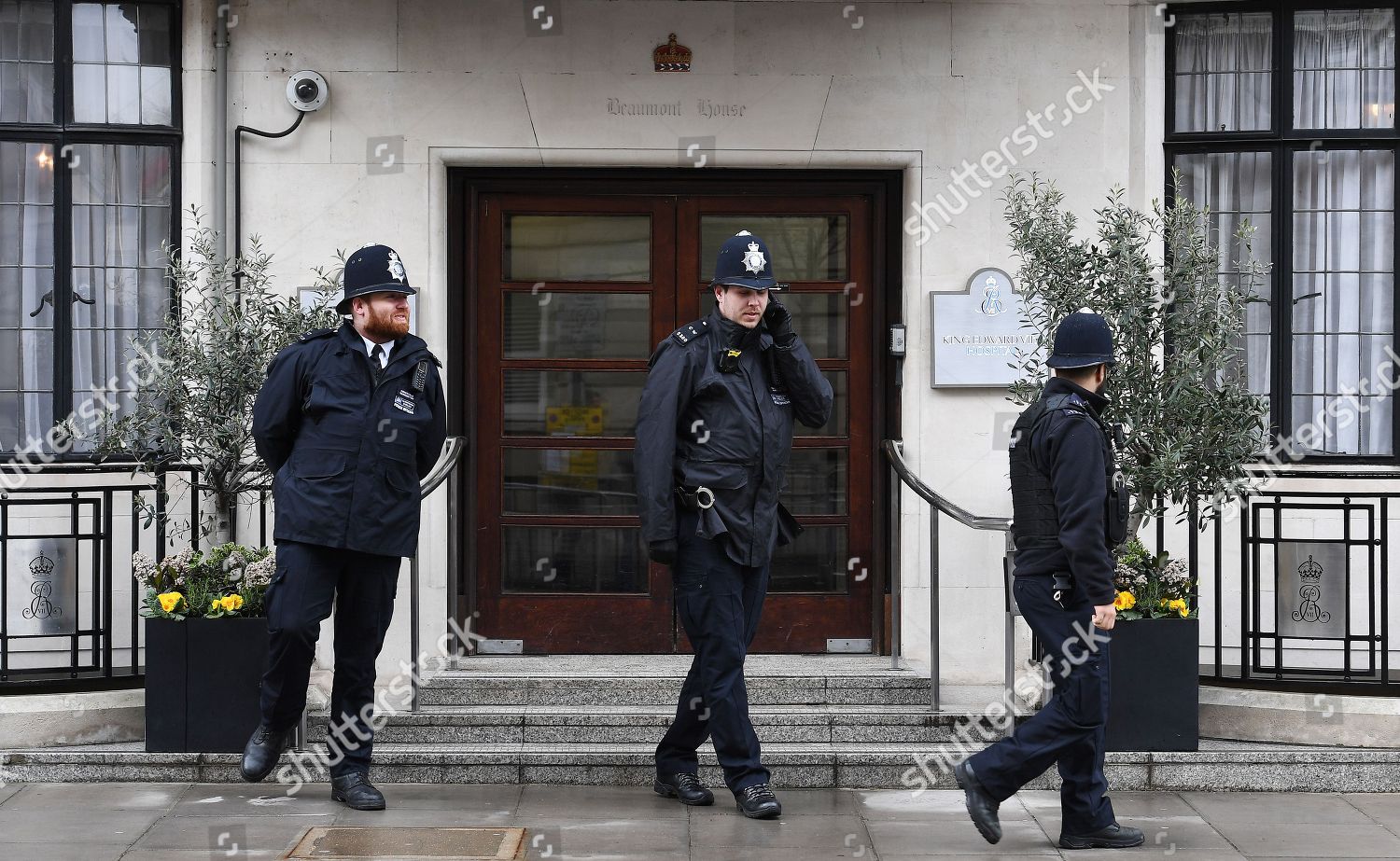 Policemen Stand Guard Outside King Edward Vii Foto Editorial En Stock Imagen En Stock Shutterstock