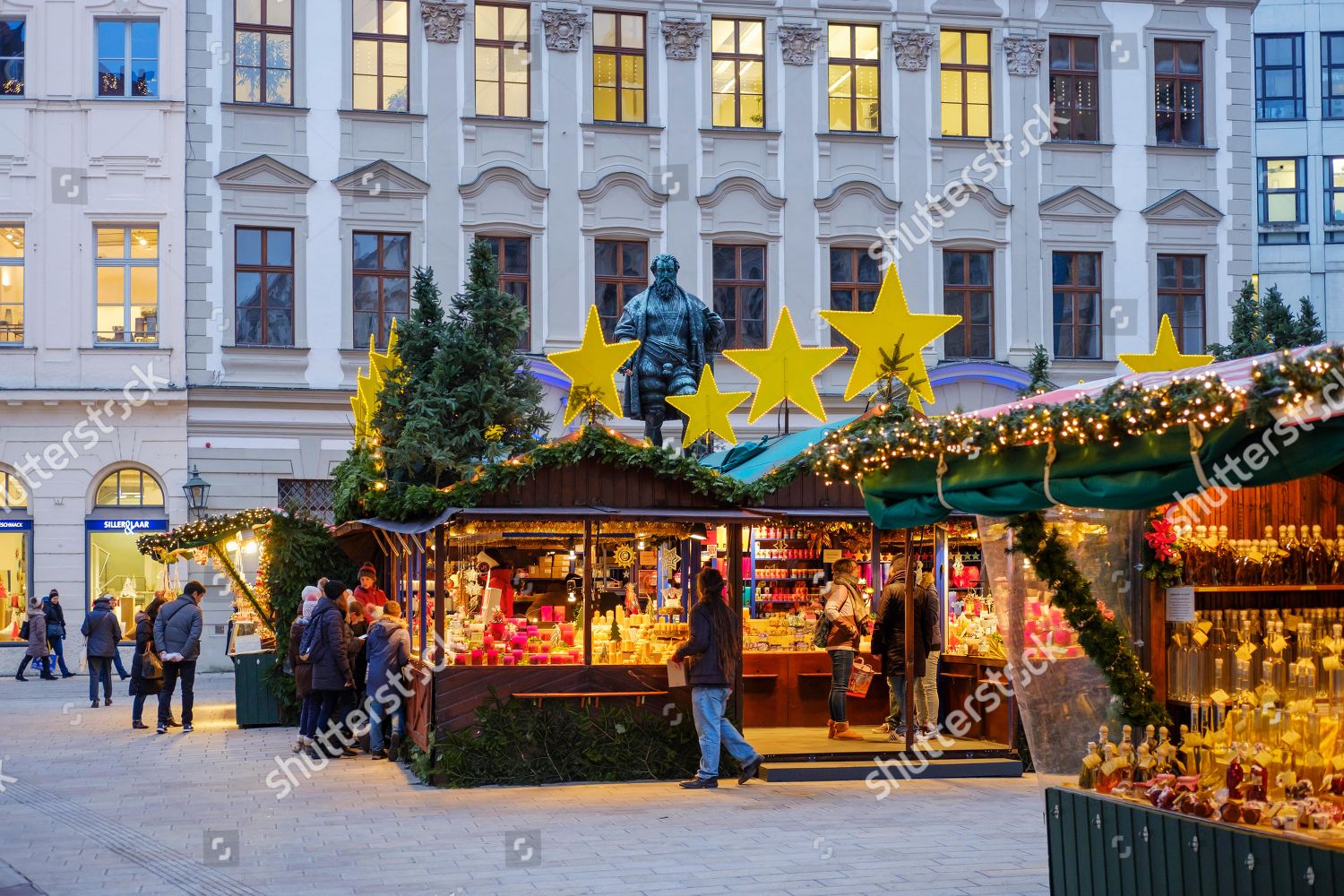 Christkindlmarkt Fugger Monument Fuggerplatz Augsburg Swabia Editorial ...