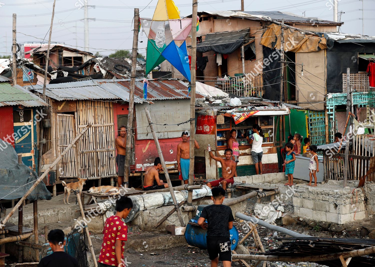 Shirtless Filipino Residents Seen Shanty Town redaksjonelt ...