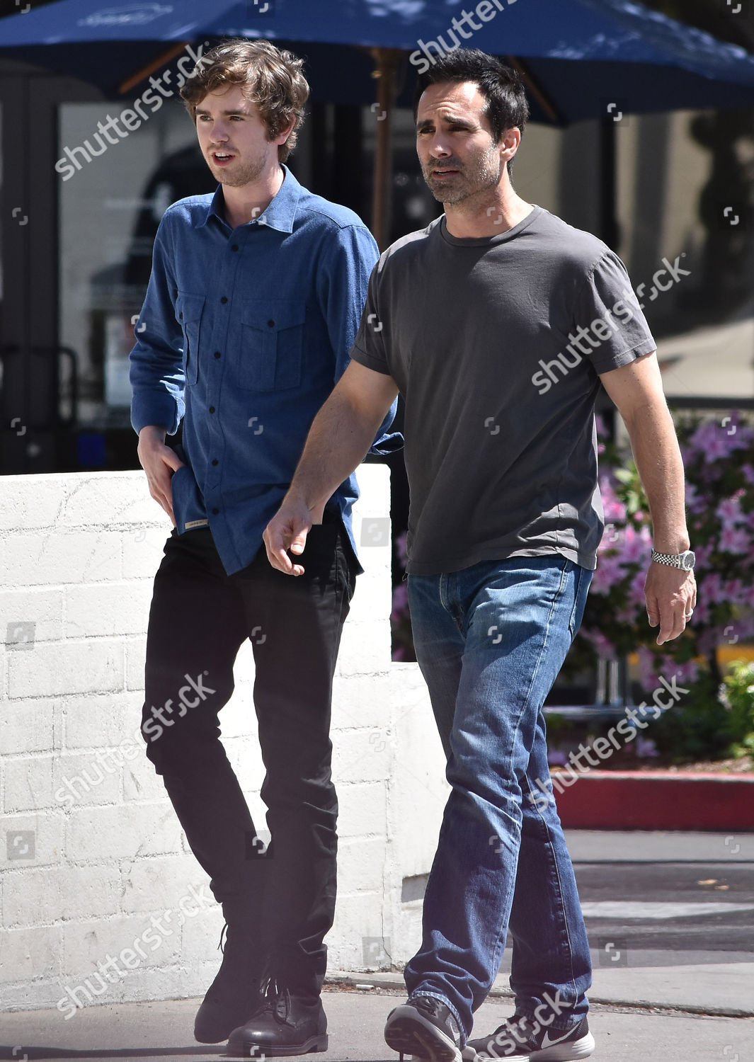 ¿Cuánto mide Freddie Highmore?  Freddie-highmore-and-nestor-carbonell-out-and-about-los-angeles-usa-shutterstock-editorial-9643000l