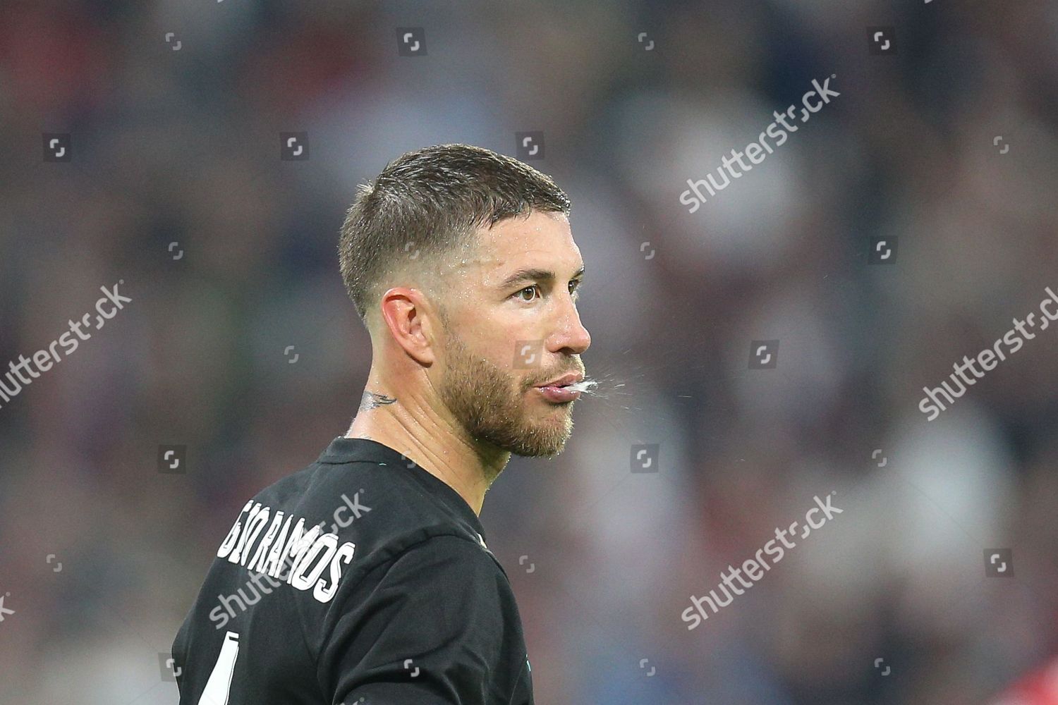 Sergio Ramos 4 Real Madrid Spuckt - Foto de stock de contenido editorial: imagen de stock Shutterstock