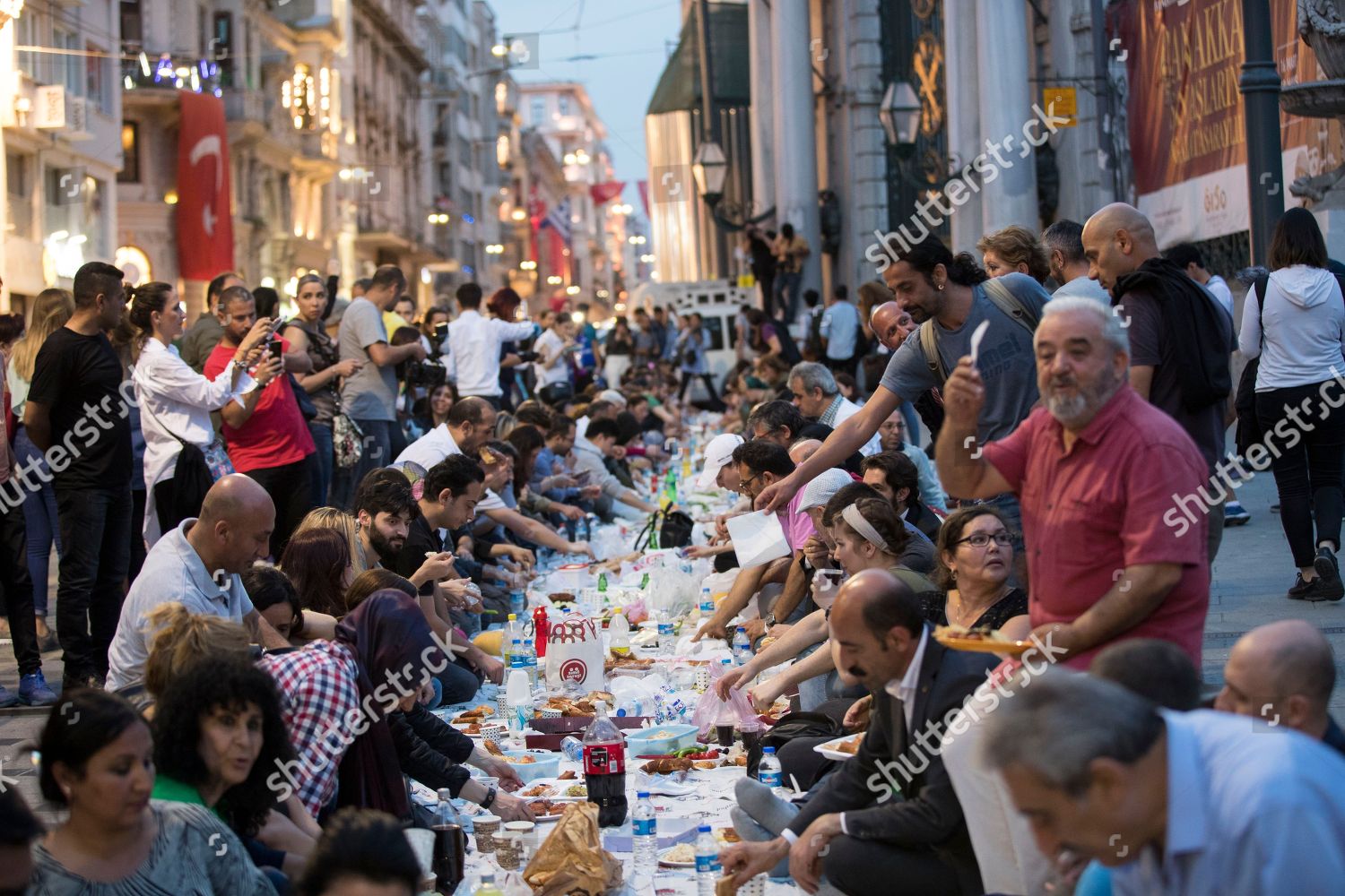 Mahya. мечеть в турции с флагом. рамадан байрам в турции. ифтар в стамбуле.