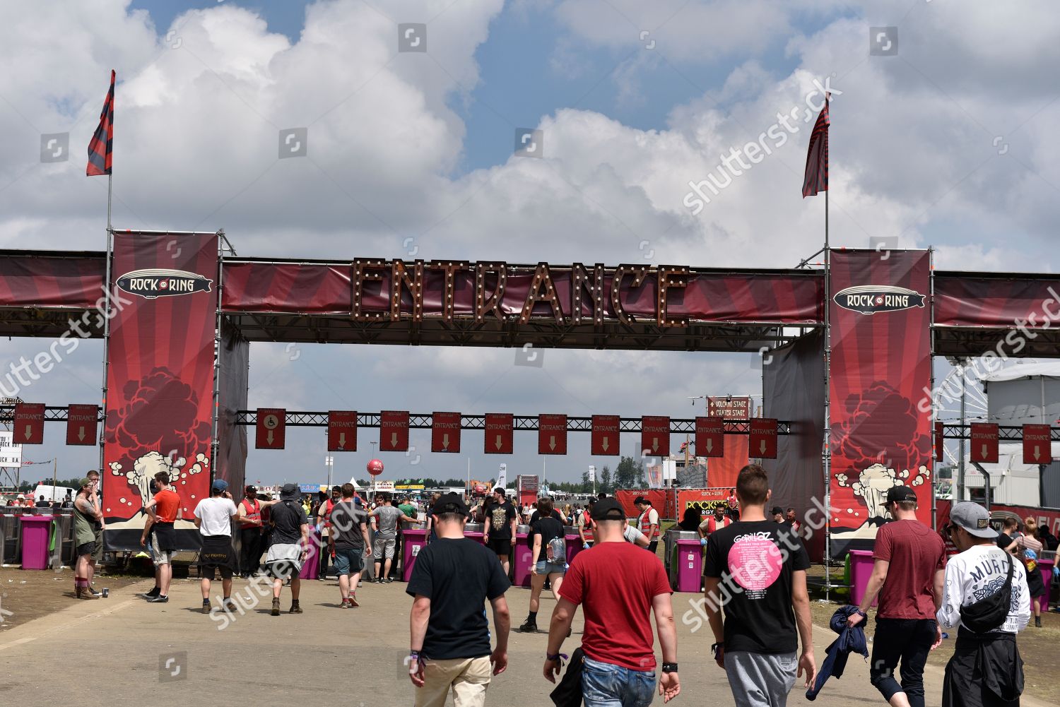 Festivalgoers Walk Towards Entrance Festival Area During Redaktionelles Stockfoto Stockbild Shutterstock