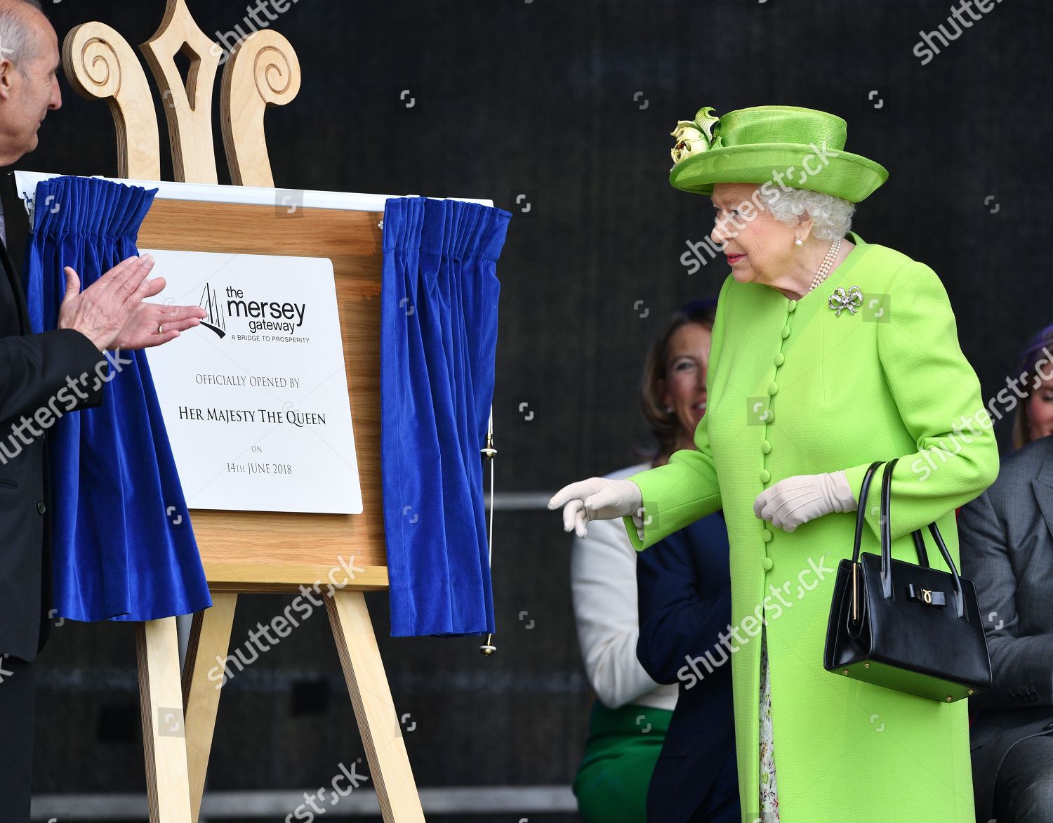 CASA REAL BRITÁNICA - Página 25 Queen-elizabeth-ii-and-meghan-duchess-of-sussex-visit-cheshire-uk-9715996br-1500