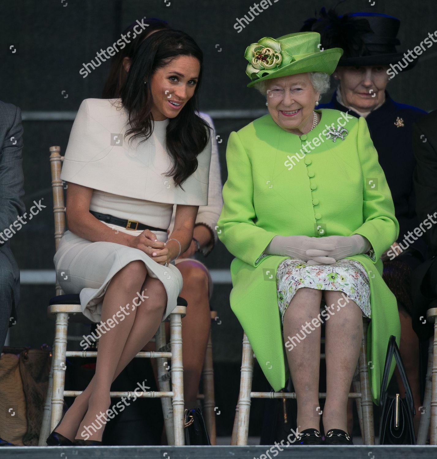 CASA REAL BRITÁNICA - Página 25 Queen-elizabeth-ii-and-meghan-duchess-of-sussex-visit-cheshire-uk-9716060l-1500