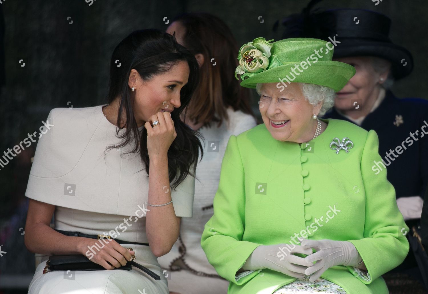 CASA REAL BRITÁNICA - Página 25 Queen-elizabeth-ii-and-meghan-duchess-of-sussex-visit-cheshire-uk-9716060v-1500