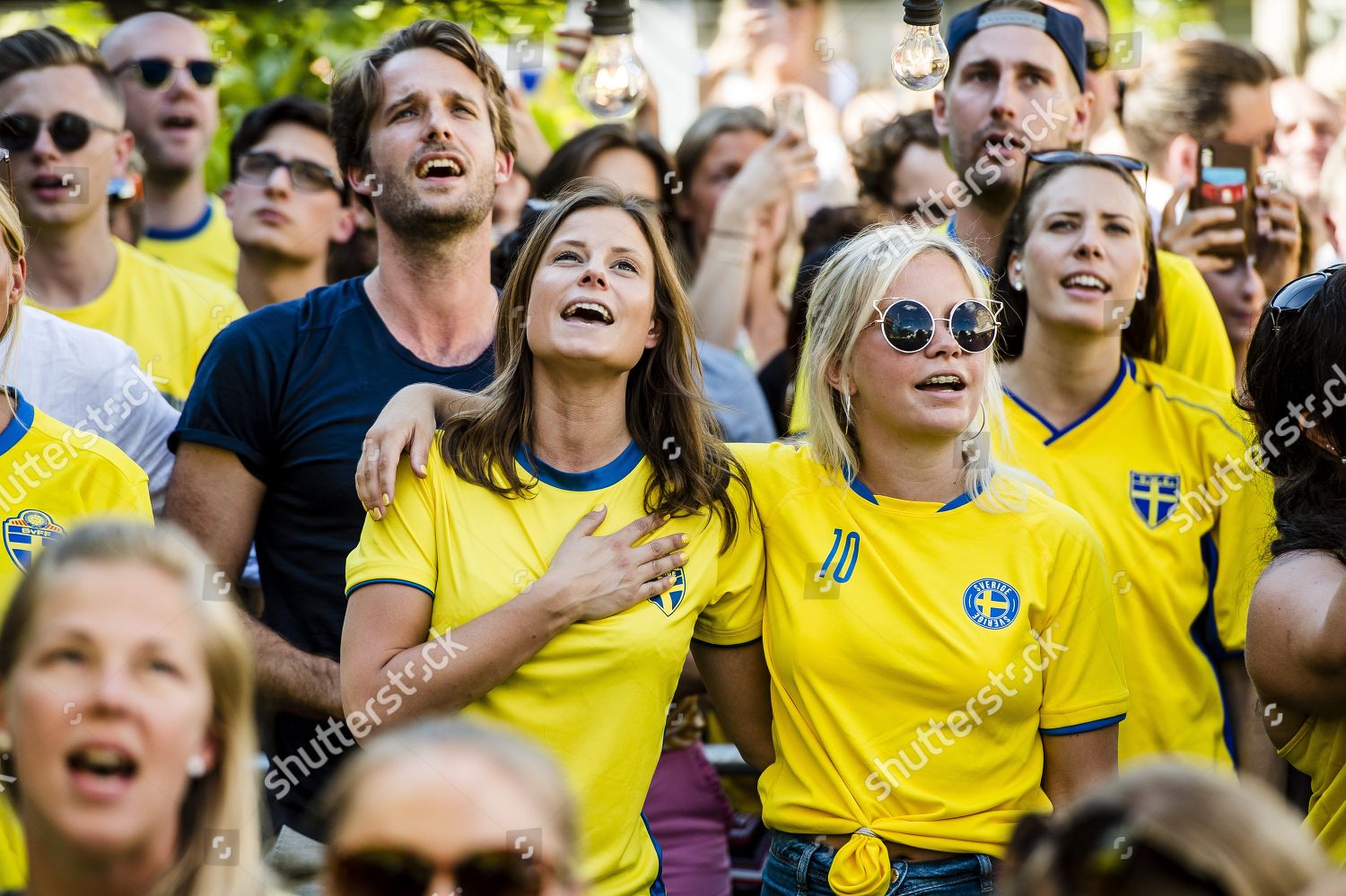 [Image: sweden-fans-celebrate-fifa-world-cup-vic...30075o.jpg]