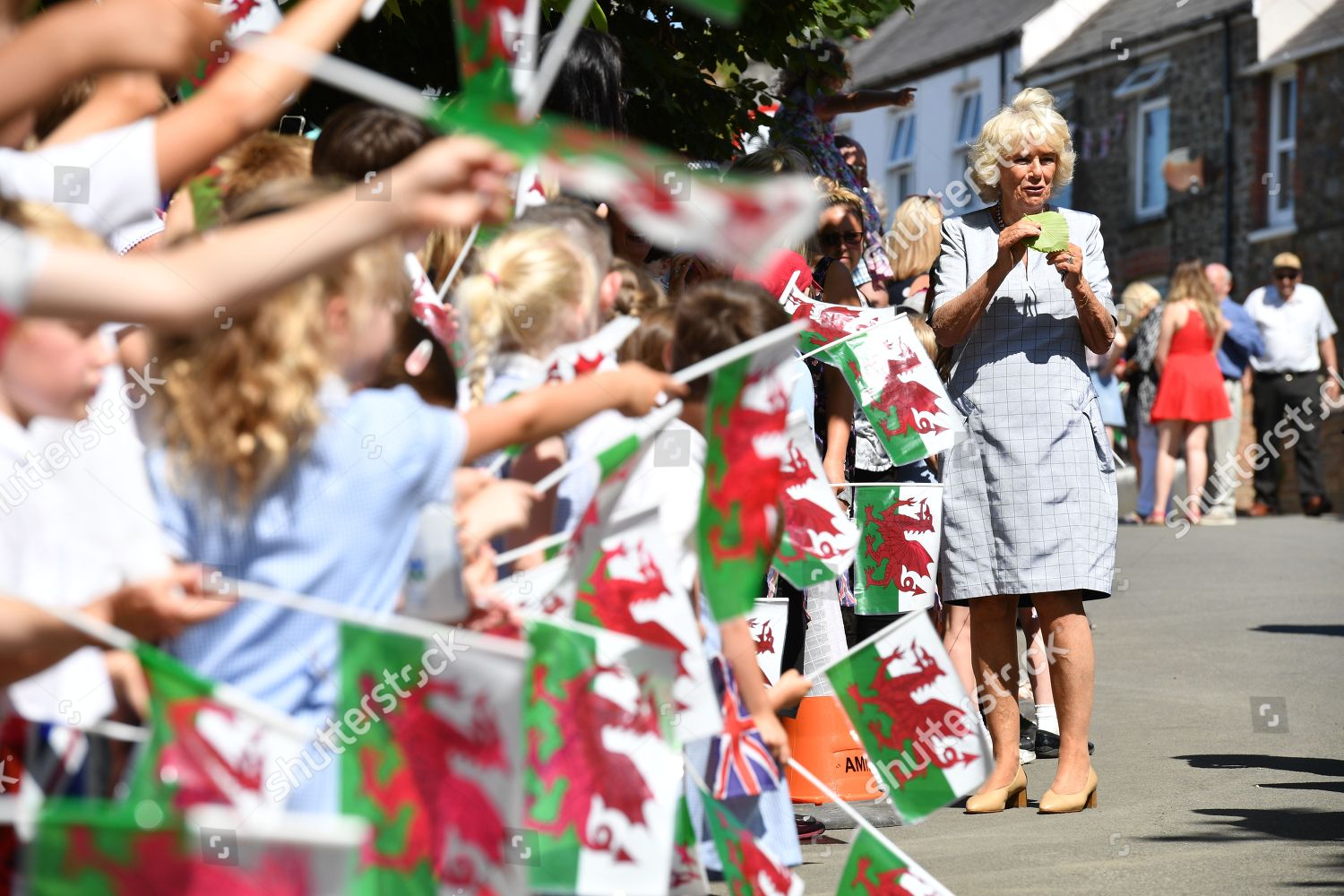 CASA REAL BRITÁNICA - Página 41 Prince-charles-and-camilla-duchess-of-cornwall-visiting-to-wales-day-2-uk-shutterstock-editorial-9733343q