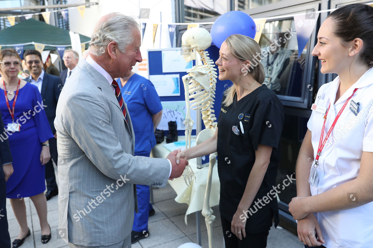 CASA REAL BRITÁNICA - Página 44 Prince-charles-and-camilla-duchess-of-cornwall-visit-to-wales-uk-shutterstock-editorial-9735835o