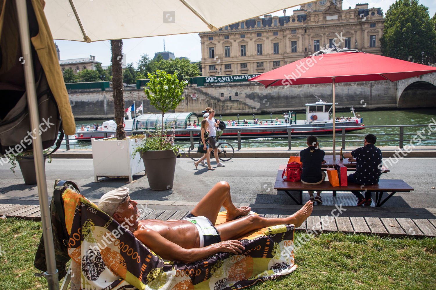 Tourists Parisians Enjoy Sunbathing Paris Plage Paris