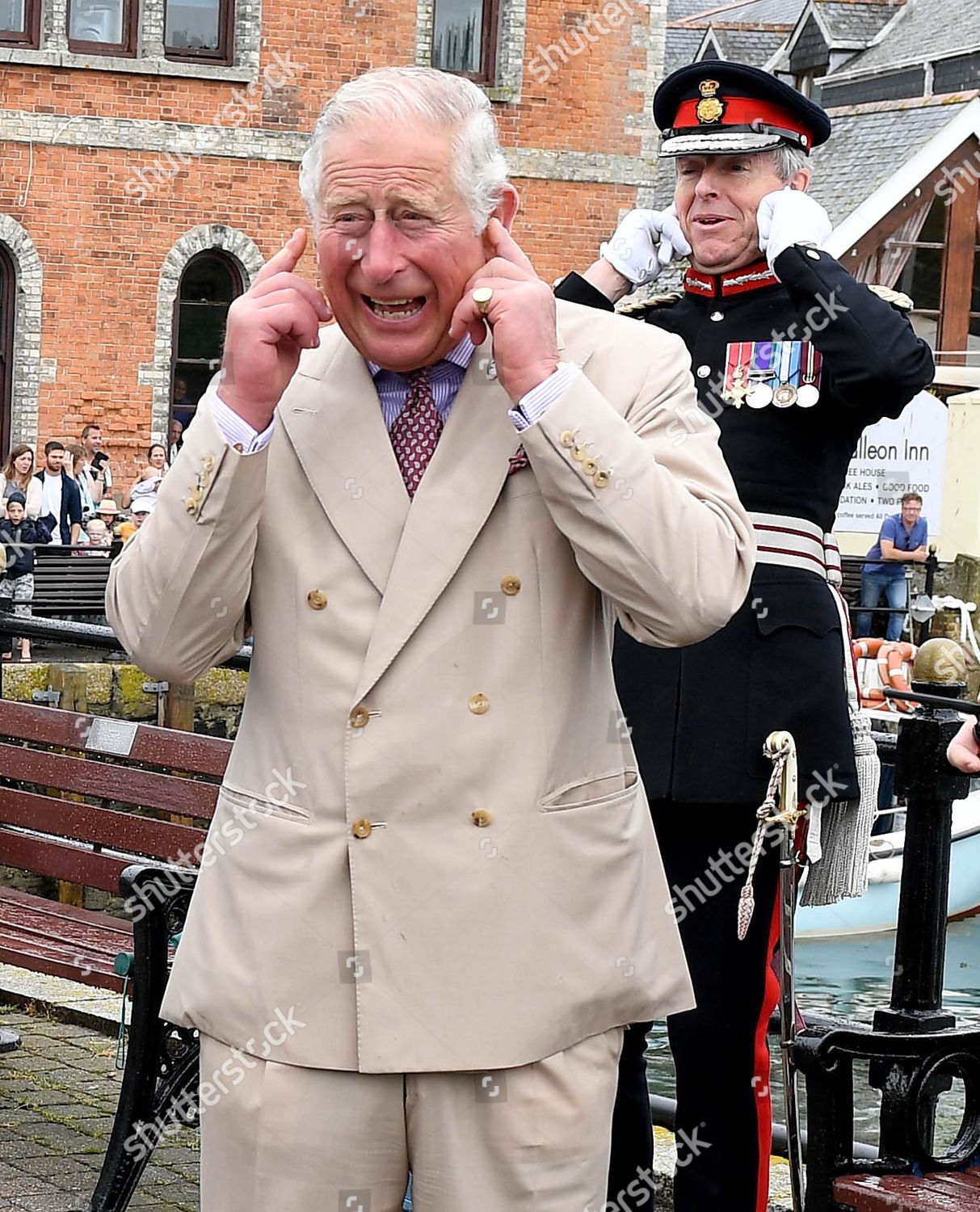 Prince Charles Puts His Fingers His Ears Redaktionelles Stockfoto Stockbild Shutterstock