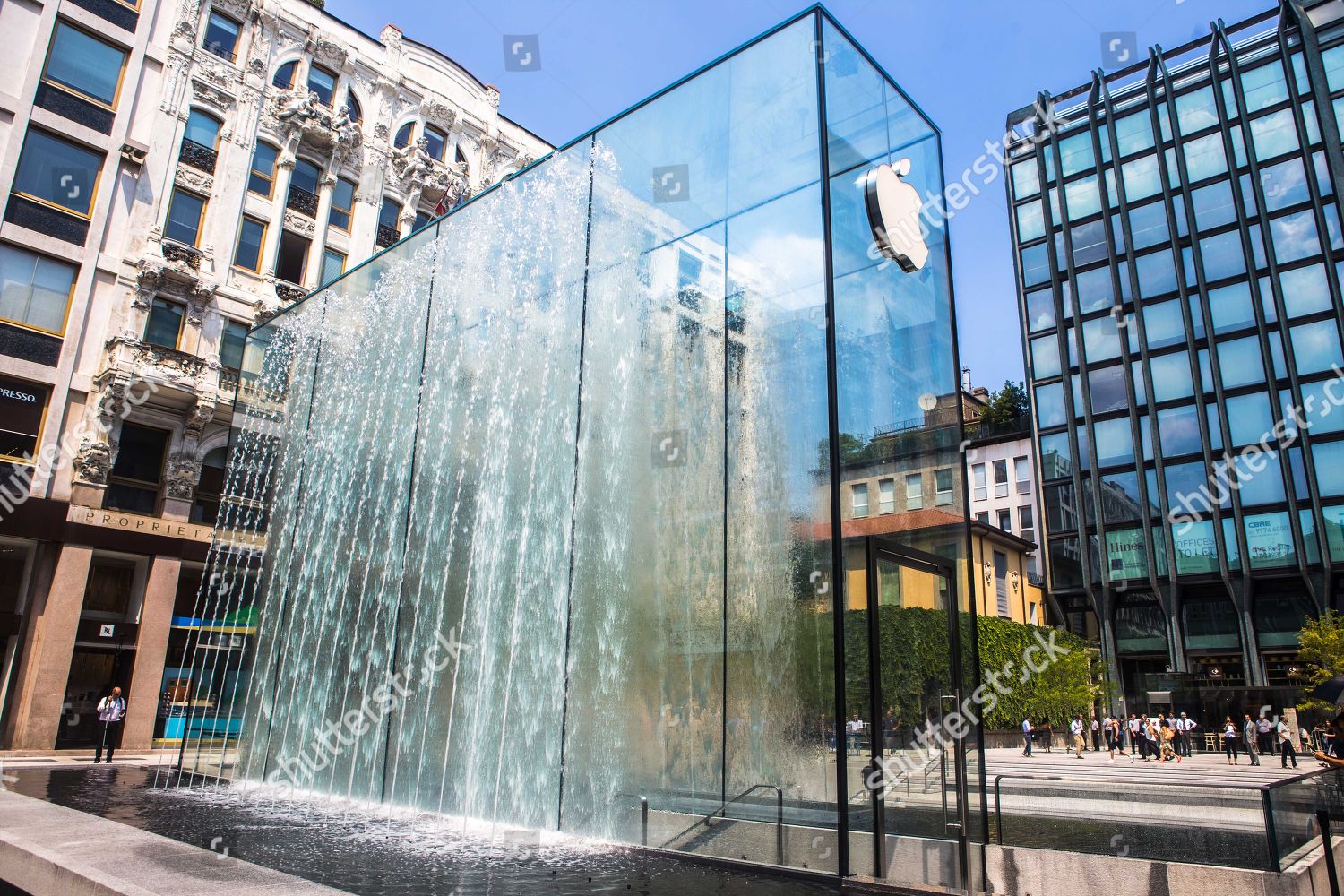 External view grand opening new Apple Store Foto editorial en stock; Imagen en stock | Shutterstock