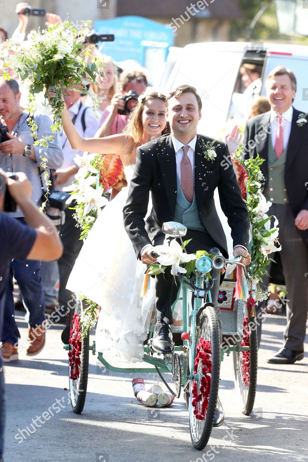  PRINCIPE HARRY  MEGHAN Y BABY SUSSEX  (1) - TODO SOBRE ELLOS AQUÍ. - Página 12 The-wedding-of-daisy-jenks-and-charlie-van-straubenzee-st-mary-the-virgin-church-frensham-surrey-uk-shutterstock-editorial-9779678bk